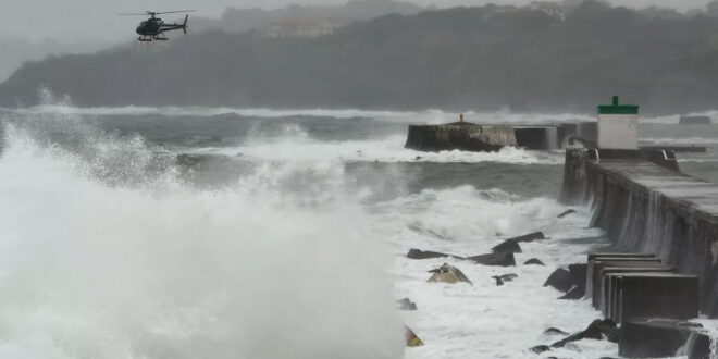 Un helicoptere de la gendarmerie recherche les marins senegalais au large de Ciboure