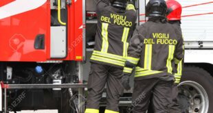 32592300 pompiers italiens travaillant pres du camion de pompiers lors de la manipulation d urgence 1