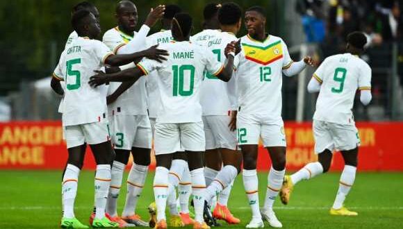 Polemique au Senegal Les Lions de la Teranga sentrainent avec lequipement dun rival thumbnail