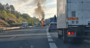 une voiture en feu sur l a40 dans le sens pont d ain geneve photo antoine delsart 1696320070