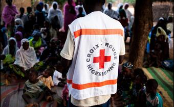 niger red cross volunteer with migrants p ner0458 jpg